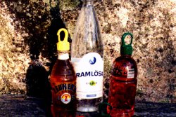 Bottle top equipped with carbine hook - a practical outdoor activities item (photo: Administrator)