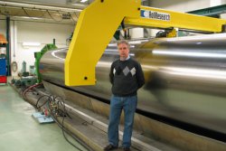 Robert Clayhills står framför Rollresearchs senaste installation av 3D mät- och styrsystemet till Waldrich valsslipmaskin på Holmen Bravikens pappersbruk. © Rollresearch International, Pekka Väänänen. (photo: Elena Tiihonen)