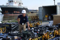 Fred Larsen inspecting pumps and powerpacks prior to Gulf of Mexico oil spill operations. © Lamor Corporation Ab  (foto: Elena Tiihonen)