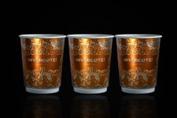 Printed in one colour but with an embossed pattern and message, the Invercote cup is extremely elegant. It also has a far lower environmental impact than plastic cups. © Iggesund (foto: Rolf Lavergren, Bildbolaget)