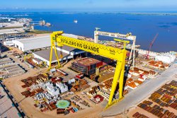 <p>The largest Goliath crane in the world, built by Konecranes for a Brazilian shipyard. The span is 210 meters, crane­ height is 117 meters and load capacity is 2000 tonnes. © Konecranes</p> (photo: Emerson Foguinho)
