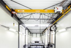 <p>CLX Chain Hoist crane used at MAN Nederland Dealer truck repair shop. The CLX crane is equipped with travel inverters, which improve accuracy in load positioning during precision tasks like removing and replacing engines. © Konecranes</p> (photo: Jari Kivelä)