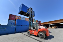<p><strong>[Photo ]</strong> Compact power pack: The heavy-duty forklift, SMV 10-1200 C from Konecranes Lifttrucks, transports containers up to 10 tons for Pletschacher – and is 25 cm shorter than normal with its 3 m wheelbase.</p> (photo: David Knipping)