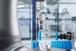 <p>Gripping battery cells quickly and reliably, among other things: The magnetization time of the SCHUNK EMH, shown here in the single-pole variant, is a mere 200 ms.</p> (photo: SCHUNK )