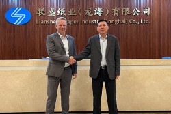 <p>Strong business partners: Thomas Schmitz, president of ANDRITZ China (left), and Chen Jiayu, Chairman and main owner of Liansheng</p>
<p> © ANDRITZ</p> (photo: )