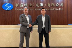 <p>Strong business partners: Thomas Schmitz, president of ANDRITZ China (left), and Chen Jiayu, Chairman and main owner of Liansheng</p>
<p> © ANDRITZ</p> (photo: )