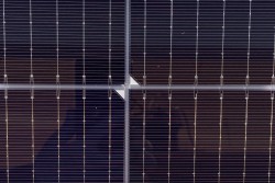 <p>HJT solar module efficiency boost with new light redirecting film</p> (photo: )