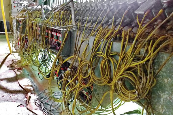 The heap of separate cables around the old set of actuators was eliminated in a paper machine that recently was fitted with a new set of Tasowheel Systems’ CD actuators, which connect directly to the CD profiling system’s I/O control cards.© Tasowheel