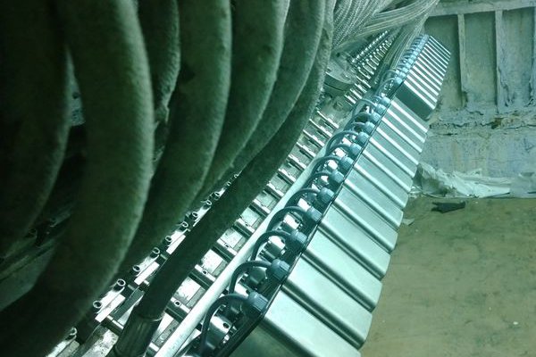 The heap of separate cables around the old set of actuators was eliminated in a paper machine that recently was fitted with a new set of Tasowheel Systems’ CD actuators, which connect directly to the CD profiling system’s I/O control cards.© Tasowheel