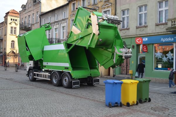 Śmieciarki wielokomorowe firmy NTM wykorzystywane przez przedsiębiorstwo usług komunalnych Ekosystem w Wąbrzeźnie (Polska północna) bez problemu radzą sobie z niemal wszystkimi pojemnikami na odpady. © Närpes Trä & Metall Ab