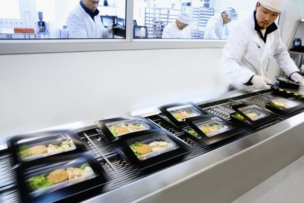 Caption: When SAS commissioned the development of a new form of packaging for its inflight meals the airline chose the folding box board Incada from Iggesund as its base material. © Iggesund