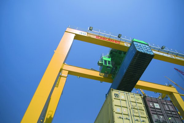 <p>Konecranes has developed the worldwide first hybrid reach stacker. The SMV 4531 TB5 HLT with a lifting capacity of 45 tonnes reduces fuel consumption­ and emissions by at least 30 per cent. © Konecranes</p>