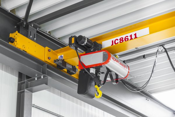 The new CLX chain hoist crane from Konecranes provides high precision, fast lifting and lowering procedures, as well as safe and easy handling. © Konecranes