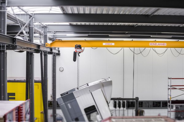 CLX chain hoist crane from Konecranes allows high lifting speeds and precise positioning of loads. © Konecranes