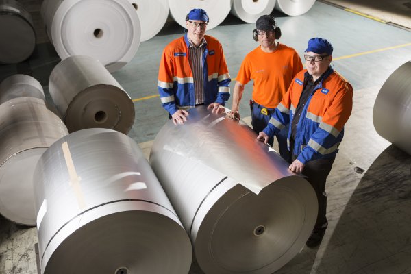<p>The new production line at Valkeakoski will enable shorter lead times. Kari Salminen, Ahti Vuorinen and Janne Ahonen inspecting the facings. © Walki Group Oy</p>