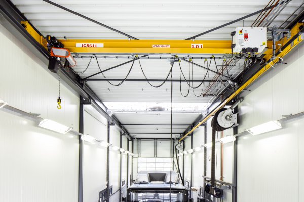 <p>CLX Chain Hoist crane used at MAN Nederland Dealer truck repair shop. The CLX crane is equipped with travel inverters, which improve accuracy in load positioning during precision tasks like removing and replacing engines. © Konecranes</p>