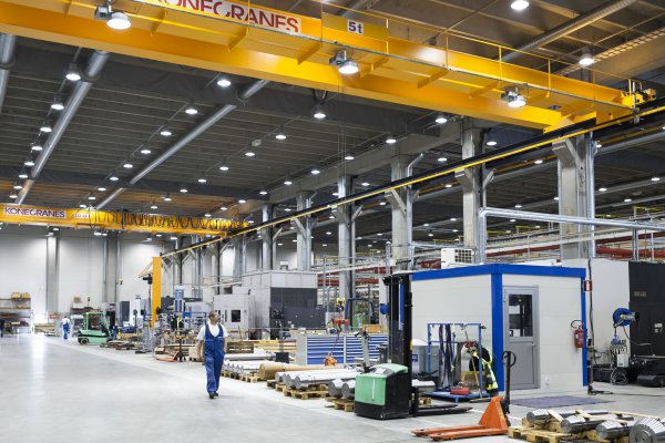 <p>CXT Wire Rope Hoist crane equipped with many of our Smart Features, like ESR (Extended Speed Range) and positioning features; the crane contributes to the speed and precision of ATA’s production in Finland. © Konecranes</p>
