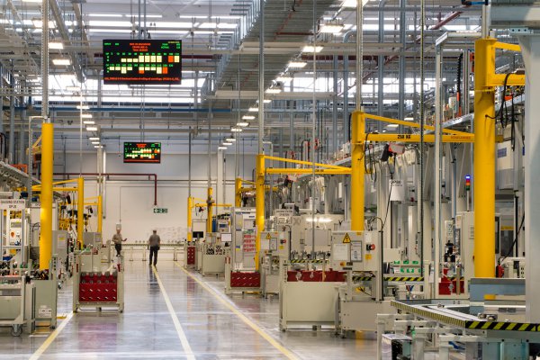 <p>Around 70 Konecranes XMP pillar jib cranes, equipped with a CLX electric chain hoist, are featured across Jaguar Land Rover’s new flagship Engine Manufacturing Centre in Wolverhampton, UK. © Konecranes</p>