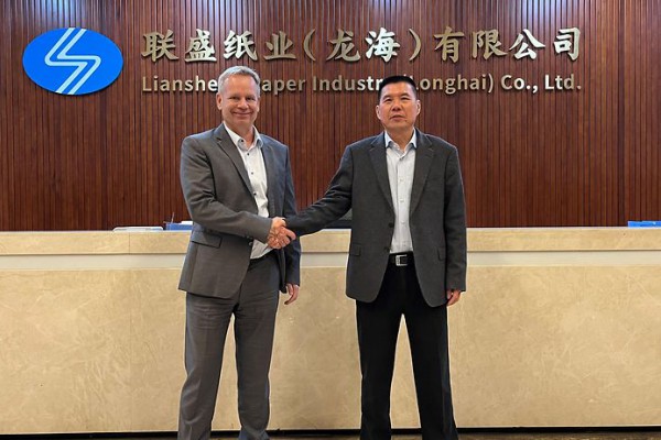 <p>Strong business partners: Thomas Schmitz, president of ANDRITZ China (left), and Chen Jiayu, Chairman and main owner of Liansheng</p>
<p> © ANDRITZ</p>