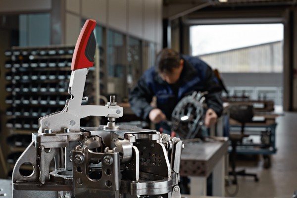 <p>BESSEY vertical toggle clamp STC-VH in use. ©BESSEY Tool GmbH & Co. KG</p>