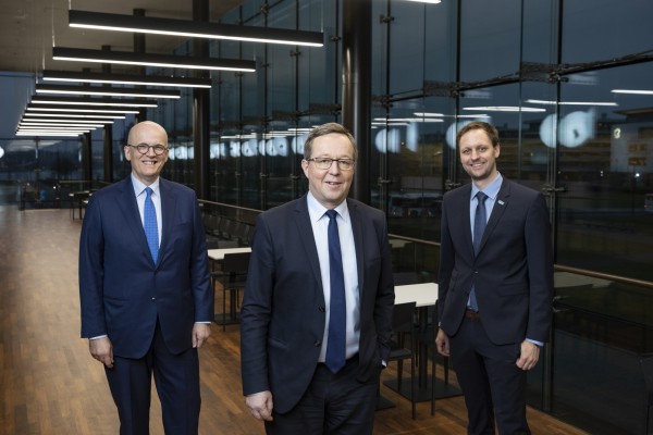 <p>VTT’s President and CEO Antti Vasara, Finland’s Minister of Economic Affairs Mika Lintilä and CEO of IQM Jan Goetz at the launching event related to building Finland's first quantum computer. (Photographer: Tomi Parkkonen)</p>