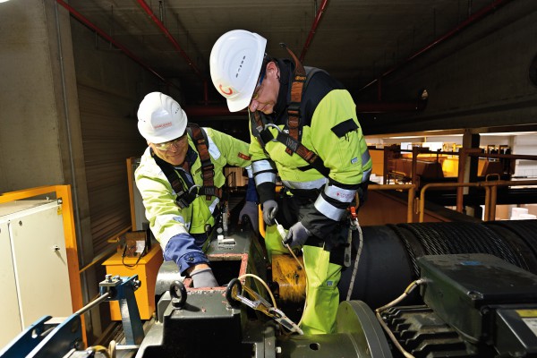 <p><strong>[Photo 1] </strong>A deep look inside the crane gear: With the Konecranes oil analysis, wear traces, such as rust or metal particles in the gear oil, can be identified and unplanned downtime can be prevented.</p>