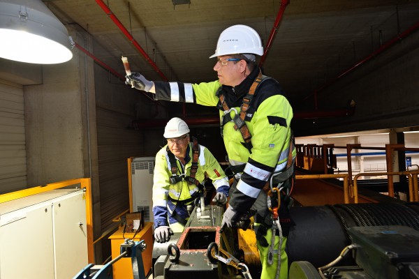 <p><strong>[Photo2] </strong>A deep look inside the crane gear: With the Konecranes oil analysis, wear traces, such as rust or metal particles in the gear oil, can be identified and unplanned downtime can be prevented.</p>