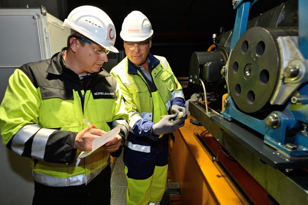 <p><strong>[Photo 3] </strong>A deep look inside the crane gear: With the Konecranes oil analysis, wear traces, such as rust or metal particles in the gear oil, can be identified and unplanned downtime can be prevented.</p>