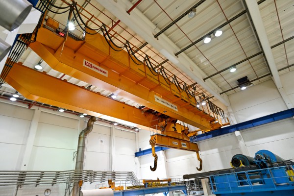 <p><strong>[Photo 7]</strong> Task distribution: Konecranes experts analyze the gear oil of eight of the eleven double-girder bridge cranes that are used in the large paper machinery hall and in the fully automated roll warehouse.</p>