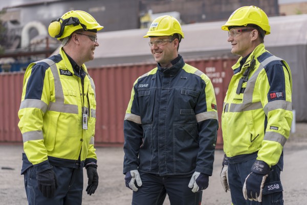 <p>SSAB:n projektiryhmän jäsenet (vasemmalta): Jarmo Naula, projektipäällikkö; Jarmo Manninen, työnsuunnittelija, mekaaninen kunnossapito sekä sähköasennuksista vastannut työsuunnittelija Jori Nätynki. © Konecranes</p>