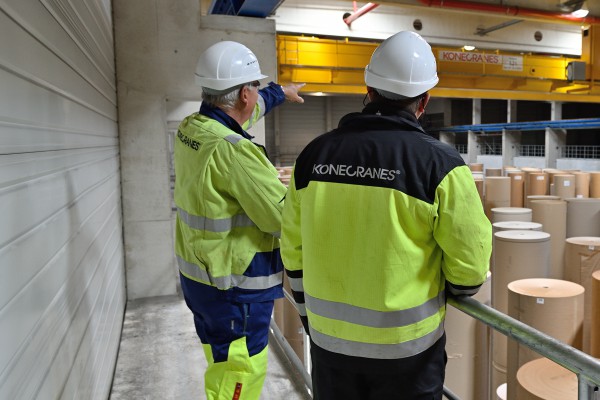 <p><strong>[Photo 4]</strong> A closer look: The cranes in the roll warehouse of the Palm paper factory are in use at all times. For this reason, one important element of the Konecranes CRS is inspecting the crane systems for signs of wear.<strong></strong></p>