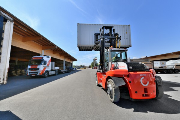<p><strong>[Photo 4]</strong> Compact power pack: The heavy-duty forklift, SMV 10-1200 C from Konecranes Lifttrucks, transports containers up to 10 tons for Pletschacher – and is 25 cm shorter than normal with its 3 m wheelbase.</p>