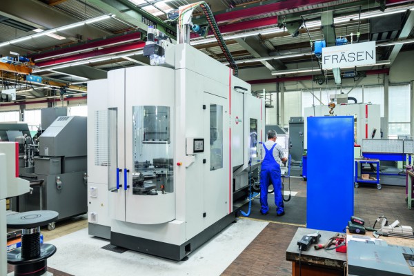 <p>Figure 2 shows the PW 150 pallet changer of the C 22 UP machining centre; in the foreground is the (rotating) setup station for loading the pallets/workpiece fixtures with workpieces or for removing the finished parts</p>