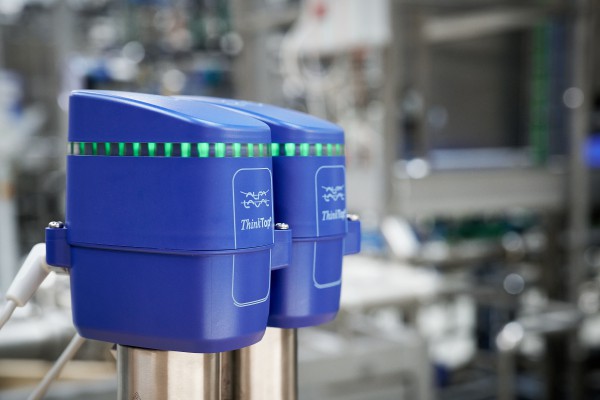 Presentamos la unidad de detección y control ThinkTop V55 de Alfa Laval para válvulas de diafragma, sumamente eficiente y compacta